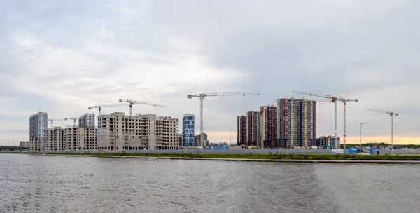 Bouwplaats en hoogbouw. Hoogbouw in aanbouw. Versterkte betonnen frame. — Stockfoto