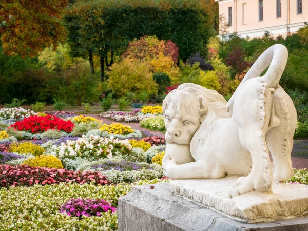 Scultura di un leone nel parco autunnale. Pavlovsk. Russia — Foto Stock