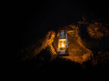 Mağaranın girişinde sarı fener, geceleri oyuk.