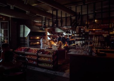 Rusya, Saint Petersburg, 25 Eylül 2020. Kafenin içi karanlık, iş yerinde aşçı, yemek hazırlıyor..