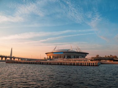 Rusya, Saint Petersburg, 25 Eylül 2020. Gün batımında Zenith Arena futbol stadyumunun manzarası.