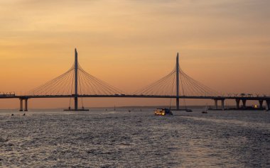 Gün batımında Saint Petersburg 'da Batı yüksek hız çapının kablo destekli küçük köprüsü