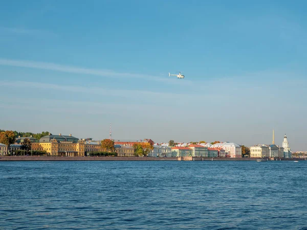 Helicóptero branco sobrevoa o rio Neva em São Petersburgo. — Fotografia de Stock