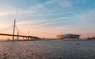 Zenith futbol stadyumunun panoramik manzarası, günbatımında kablo destekli köprü ve otoyol..