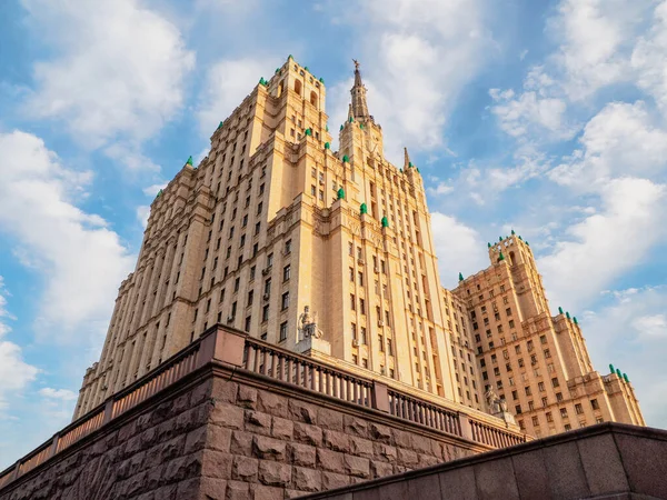 Sieben Schwestern - Stalinistischer Wolkenkratzer in Moskau. Bauen gegen den blauen Himmel — Stockfoto
