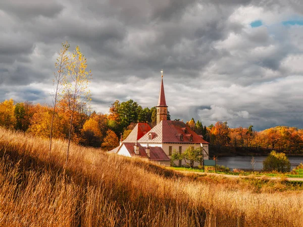 Otoño paisaje soleado con un palacio viejo. —  Fotos de Stock