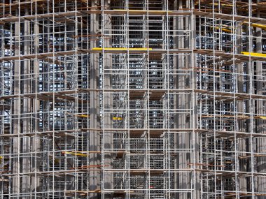 İnşaat işindeki büyük bina. İnşaat için alüminyum alaşım formu