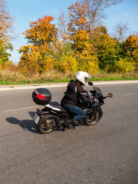 Radfahrerin auf schwarzem Motorrad im Stau — Stockfoto