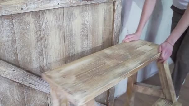 Zbliżenie: Dziewczyna przenosi drewniany stylowy rozstawną — Wideo stockowe