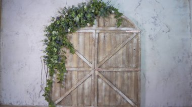 Güzel fotoğraf bölge: ahşap kapı ve arch çiçek