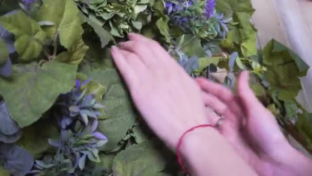 Руки квіткового декоратора крупним планом, дівчина прикрашає фотозону — стокове відео