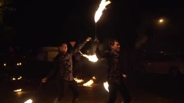 Krasnodar, Rusya Federasyonu - Haziran 2, 2018:2 adam fireshow performans