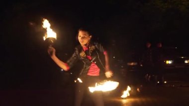 Krasnodar, Rusya - 2 Haziran 2018: güzel kız ağır çekimde ateş gösterisi gerçekleştirme