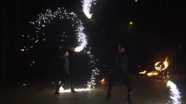 Krasnodar, Rusya Federasyonu - 2 Haziran 2018: erkek yangın eğirme ile dans ve kıvılcım yapmak