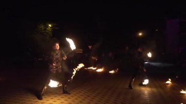 Krasnodar, Rusya - 2 Haziran 2018: erkek sanatçılar dans yangın ile gece performansta