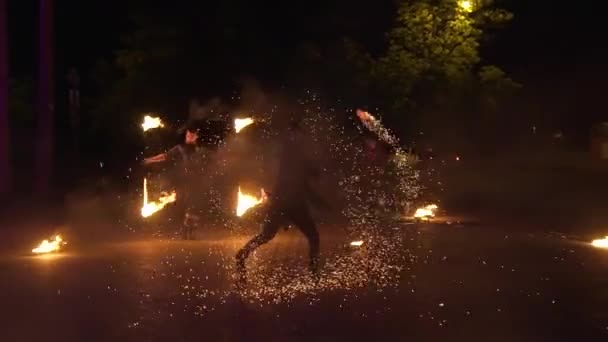 Krasnodar, Ryssland - 2 juni 2018: slowmotion fireshow med fyrverkerier — Stockvideo
