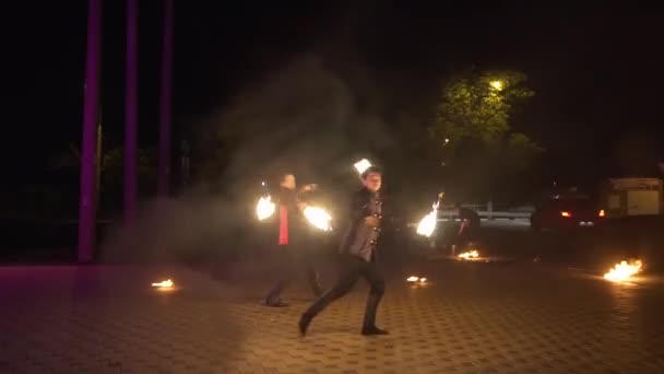 Krasnodar, Russie - 2 juin 2018 : 2 hommes dansent avec le feu — Video