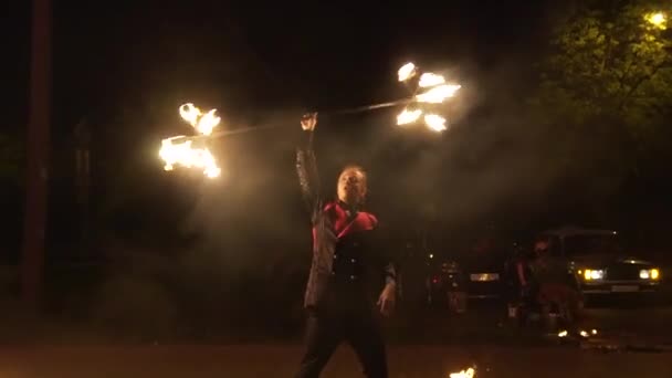 Краснодар, Російська Федерація - 2 червня 2018: артист виконує fireshow в slowmotion — стокове відео