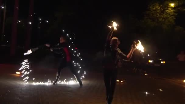 Krasnodar, Rusia - 2 de junio de 2018: increíble espectáculo de fuego en lento mo — Vídeos de Stock