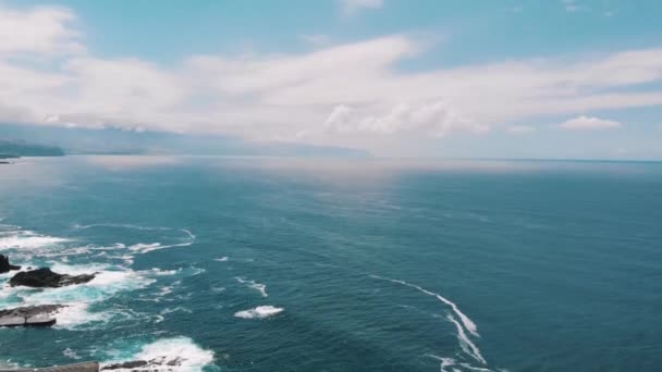 Κορυφαία θέα-η πανέμορφη ακτή του Ατλαντικού Ωκεανού με καθαρό νερό, βίντεο από το τηλεκατευθυνόμενο — Αρχείο Βίντεο