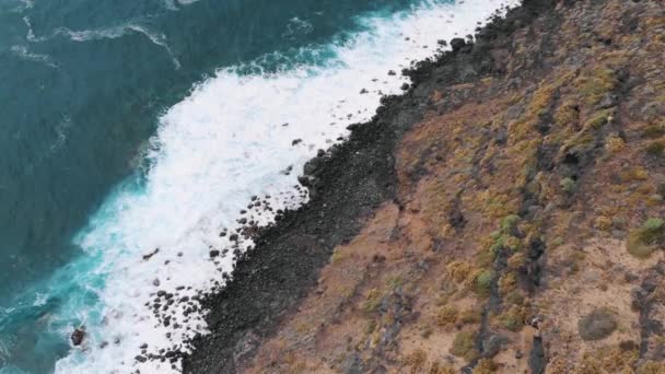 Belo vídeo do drone - água azul-turquesa e ondas na costa de Tenerife, no Oceano Atlântico — Vídeo de Stock