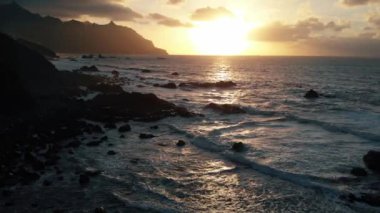 Drone gün batımı görünümü - Atlantik kıyısı, ada, yavaş hareket dalgalar
