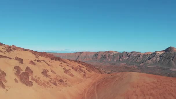 카나리아 섬의 화산 지대에있는 산에서 사막의 공중 보기 — 비디오