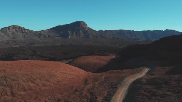 Vista aérea de la pista de senderismo en el parque nacional del Teide, desierto en las montañas — Vídeos de Stock