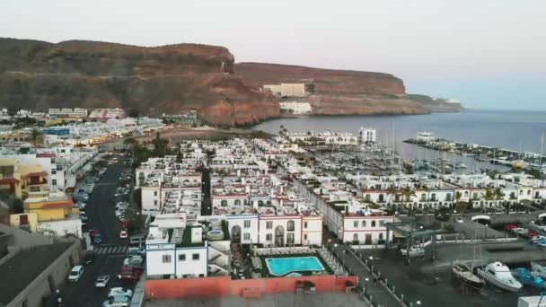 Vista aérea hacia delante de la pequeña ciudad portuaria española Puerto Mogán, Gran Canaria — Vídeos de Stock