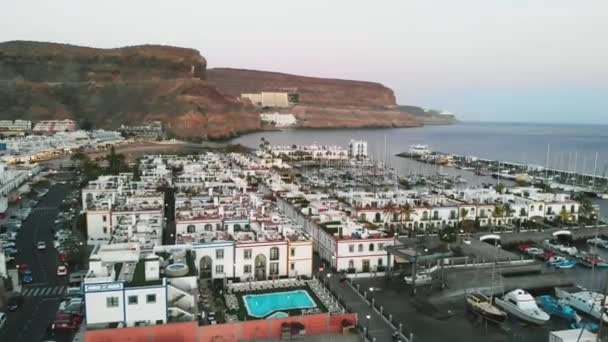 Vista superior de la bahía, montañas y casitas al atardecer Puerto Mogan, Islas Canarias — Vídeos de Stock