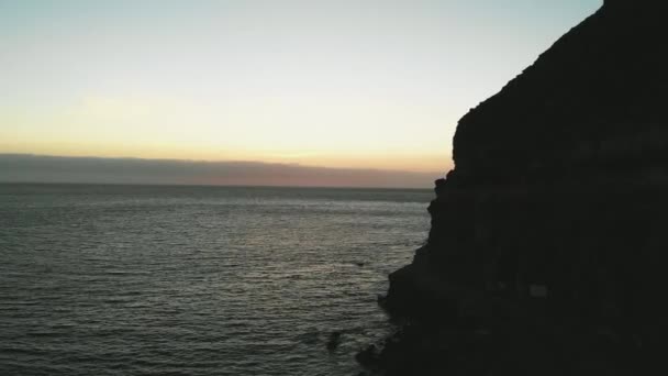 Luftaufnahme von den Klippen bei Sonnenuntergang auf einer Insel im Atlantik - aufgenommen von einer Drohne auf Gran Canaria, Kanarische Inseln — Stockvideo