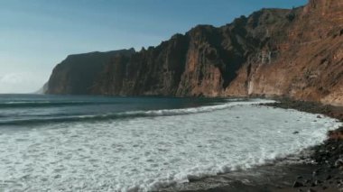Los Gigantes, Tenerife'nin havadan görünümü. Kamera ileri ye doğru hareket eder