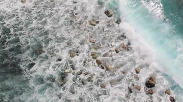 엘 프리스, 테네리페 섬, 카나리아 제도, 스페인, 유럽의 바다의 공중 보기 — 비디오