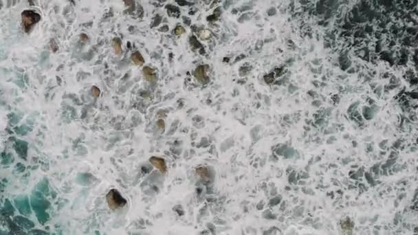 Вид с воздуха на разбивающиеся волны на Тенерифе, Канарские острова — стоковое видео