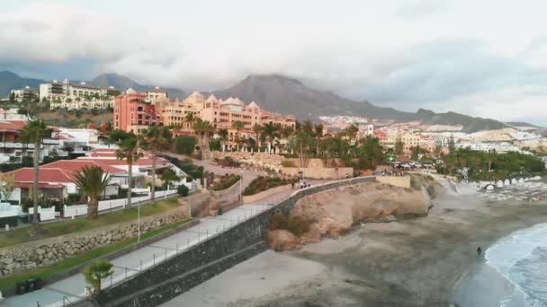 Tenerife adasının kıyısında gün batımında pitoresk İspanyol şehrinin havadan görünümü. Adeje, İspanya — Stok video