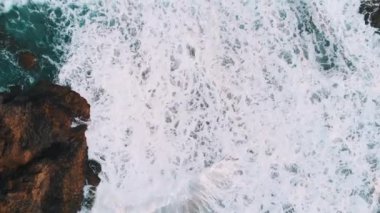 Sudaki kayaların en iyi görünümü, dev dalgalar kıyıya vurdu. Benijo Beach, Tenerife, Kanarya Adaları, İspanya