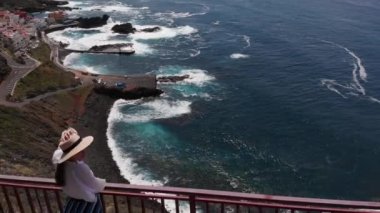 Büyük dalgalar ile turkuaz okyanusbakan bir kadının havadan görünümü, El Pris, Tenerife, Kanarya Adaları, İspanya