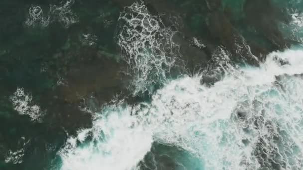 Vista aérea da costa do Oceano Atlântico com água azul-turquesa, a câmera se move para a costa — Vídeo de Stock