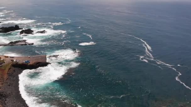 Panoramik hava görünümü - turkuaz su ile sahil, kayaların görünümü, Atlantik kıyısı, Tenerife adası — Stok video