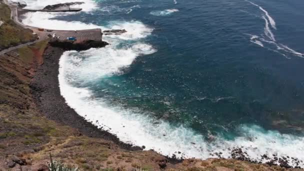 Piękna plaża antena-fale oceanu na pięknej plaży, widok z lotu ptaka — Wideo stockowe