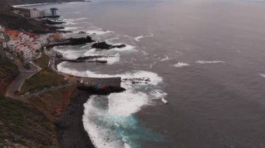 Drone'dan çekimler - Tenerife adasının kıyısı, İspanya