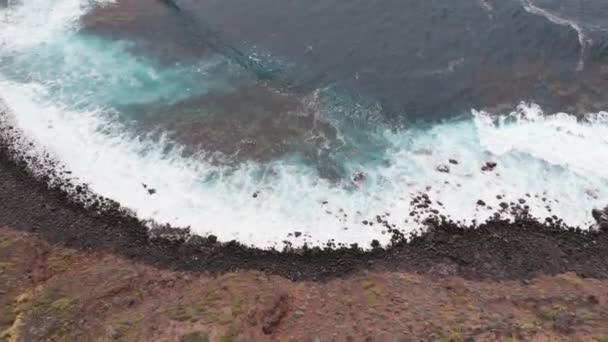 Epik drone video - siyah taşlar ve turkuaz su ile plaj. El Pris, Tenerife, Kanarya adaları, İspanya — Stok video