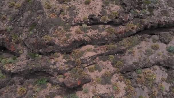 Вид с воздуха - камера падает на скалу вулканического происхождения, Тенерифе, Испания — стоковое видео
