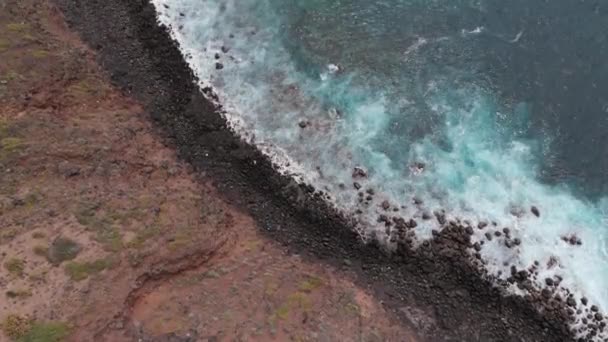 美しいエアロショット - テネリフェ島、スペインの大西洋の石の海岸、大きな波とターコイズブルーの水 — ストック動画