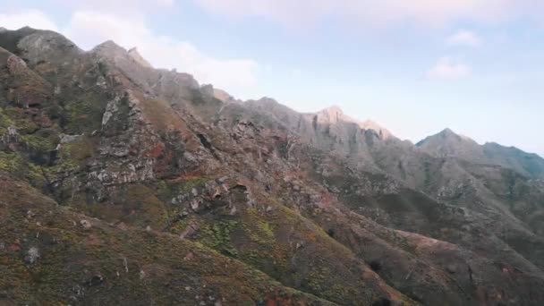 Flygbild över de stora vackra bergen, solnedgång i National Nature Park, bergskedjan. Teneriffa, Kanarieöarna, Spanien — Stockvideo