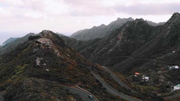 Vista aérea de aves - carros dirigindo sobre o passo de montanha no parque nacional Anaga, Tenerife — Vídeo de Stock