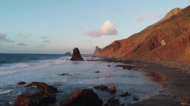 Güzel siyah kum plaj - Tenerife kuzey kıyısında, Benijo, Kanarya adaları, İspanya