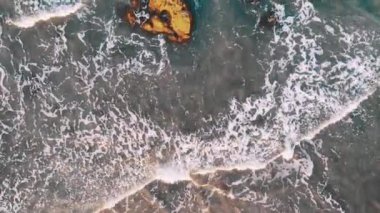Hava. Tenerife adasında gün batımında Atlantik Okyanusu'ndaki büyük kayalıklar, Benijo plajı, Kanarya adaları, İspanya