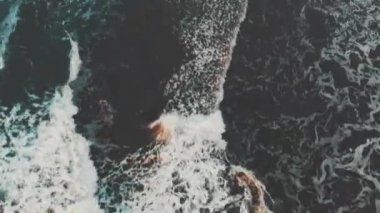Dalgalar üzerinde drone görünümü güzel bir volkanik plajda çökmesini. Ada Tenerife