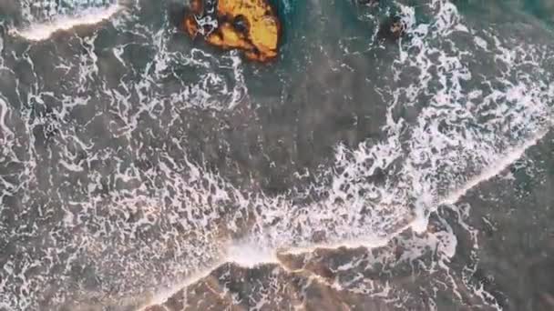 空中。島テネリフェ島、ベニホビーチ、カナリア諸島、スペインの夕暮れ時の大西洋の大きな崖 — ストック動画